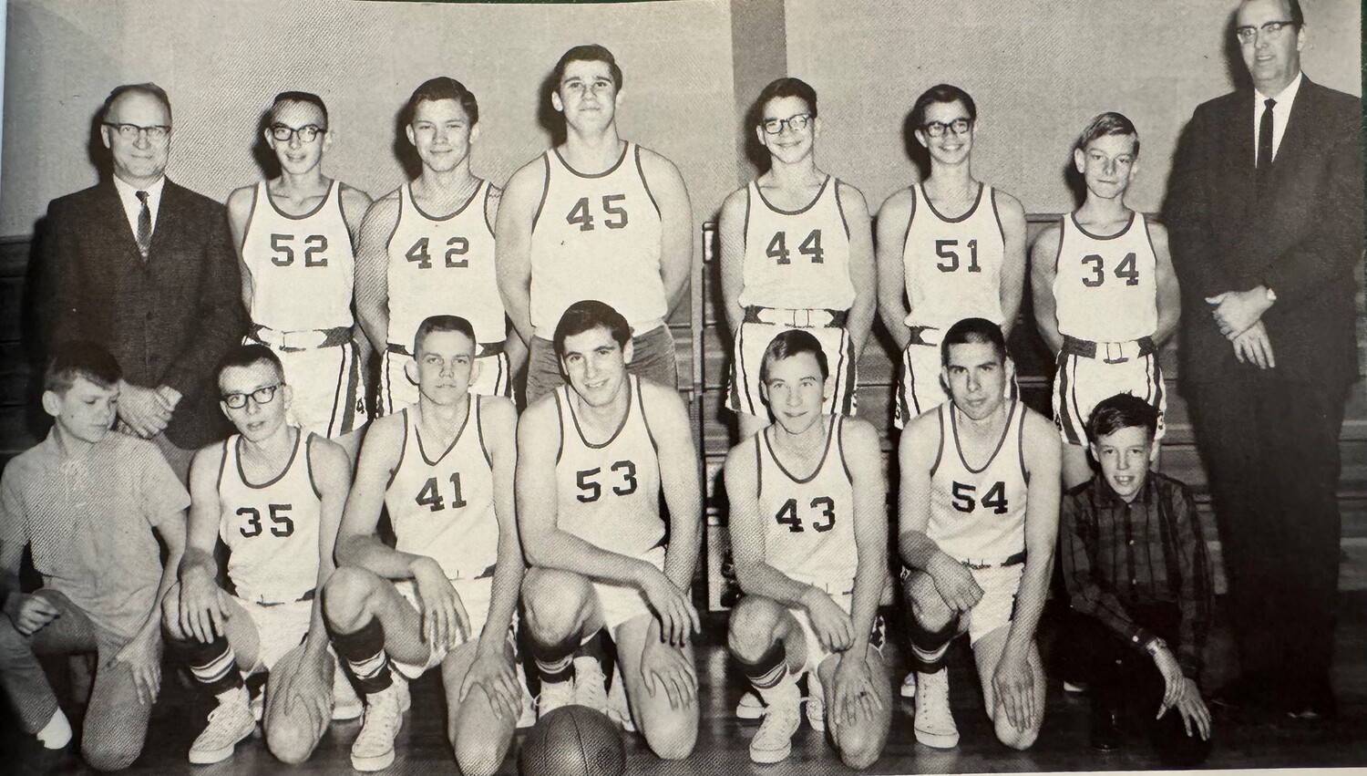 a black and white basketball team photo including Larry Schneiderman and Jerry Vitek